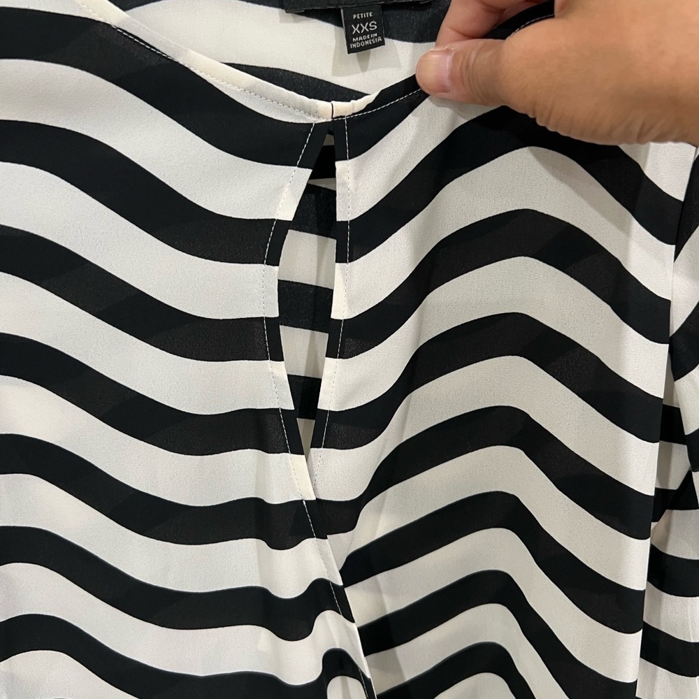 💟 Banana Republic black & while striped blouse with front opening -XXS - Picture 7 of 12